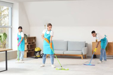 Genç hademeler odayı paspaslıyor.