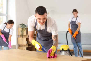 Odada erkek hademe temizleme masası