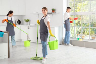 Genç hademeler mutfağı temizliyor.