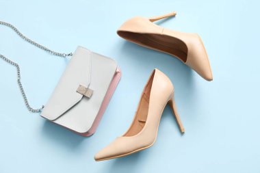 Renkli arka planda yüksek topuklu ayakkabılar ve el çantası