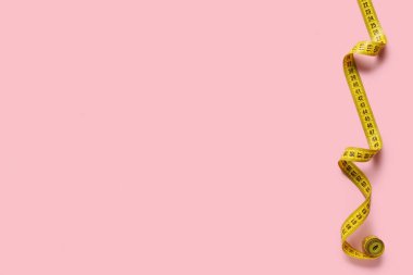 Pembe arka planda sarı mezura