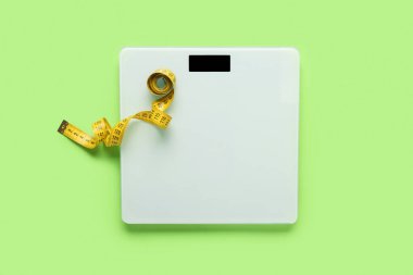 Yeşil arkaplanda sarı mezura ile ölçeklendirir