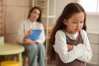 Psikolog ofisinde üzgün küçük bir kız, yakın plan.