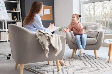 Ofiste psikologla konuşan tatlı küçük kız.