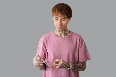 Hafif arkaplanda tükenmez kalem kullanan diyabetik genç adam.