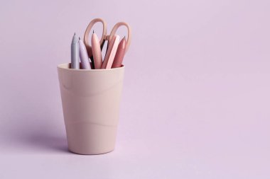 Leylak arkaplanda kalem ve makas ile kalem tutucu