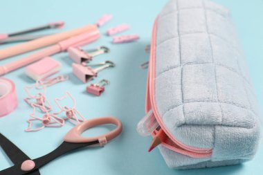 Mavi arka planda farklı okul kırtasiyesine sahip kalem kutusu