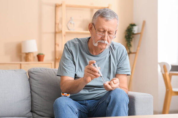 Старший делает себе инъекцию инсулина дома. Концепция диабета