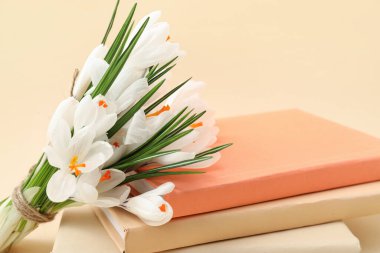 Güzel beyaz kır çiçekleri ve bej arkaplan üzerine kitaplar