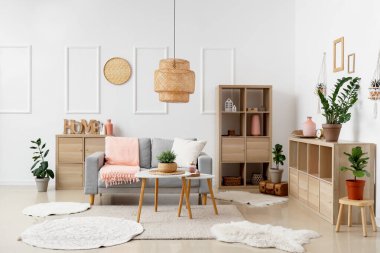 Gri kanepesi ve ekoseli modern şık oturma odası.