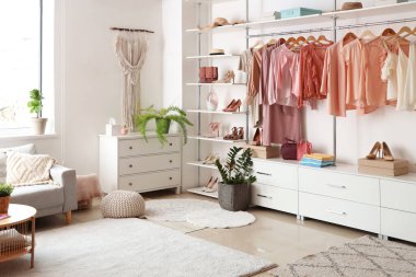 Şık kıyafetler ve aksesuarlarla modern gardırop.