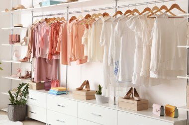 Şık kıyafetler ve aksesuarlarla modern gardırop.