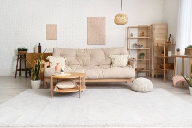 Kanepe ve sehpa ile modern oturma odası