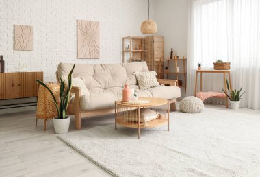 Kanepe ve sehpa ile modern oturma odası