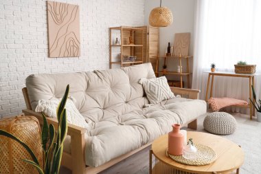 Modern oturma odasının içinde rahat bir kanepe ve kahve masası.