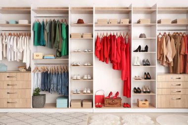 Modern kadın soyunma odasının içi.