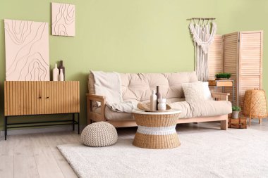 Oturma odasının iç dekorasyonu çok şık.