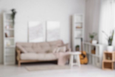 Rahat kanepesi ve raf üniteleri olan, bulanık manzaralı güzel bir oda.