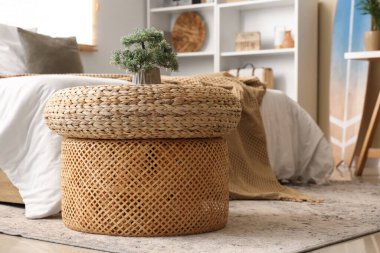 Yatak odasının içi rahat yatak ve hasır pouf