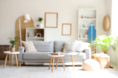 Oturma odasında rahat bir kanepe ve sehpa.