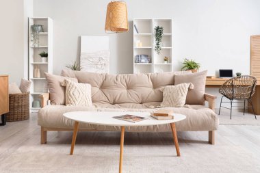 Oturma odasının iç tarafında rahat bir kanepe ve kahve masası var.