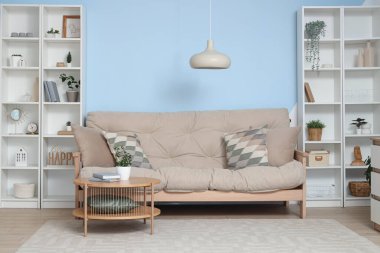 Rahat kanepesi ve sehpası olan modern oturma odasının içinde.