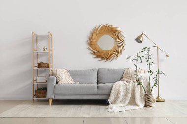 Ekose, lamba ve aynalı rahat kanepeli oturma odasının içinde.