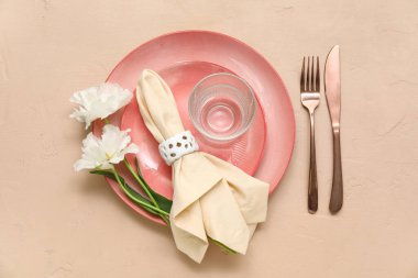 Kahverengi arkaplanda güzel çiçekler olan şık masa ayarları