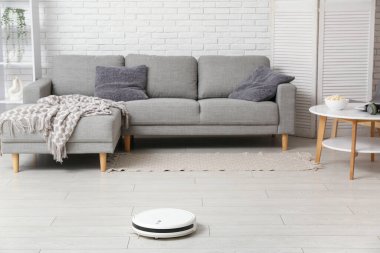 Modern robot süpürgesi evde yerde.