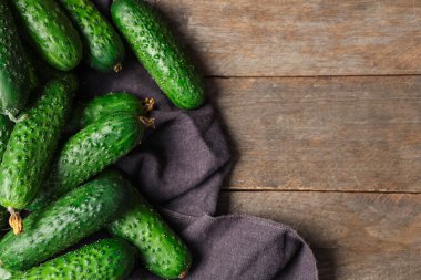 Ahşap arka plan üzerinde taze yeşil salatalık