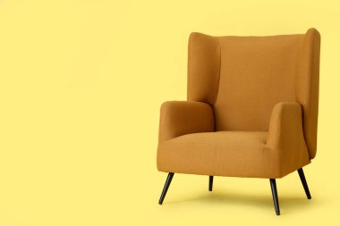 Sarı arka planda rahat koltuk