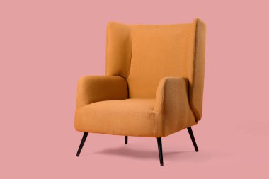 Pembe arka planda rahat bir koltuk
