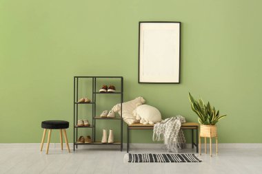 Koridorda ayakkabılı raf ünitesi