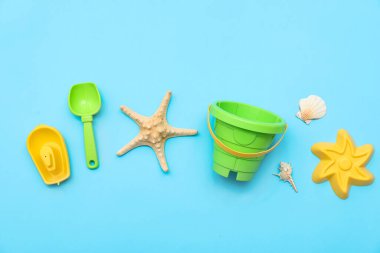 Mavi arka plandaki çocuklar için plaj oyuncakları. Üst görünüm