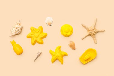 Bej arka plandaki çocuklar için plaj oyuncakları. Üst görünüm