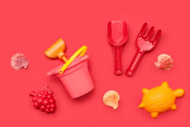 Kırmızı arka plandaki çocuklar için plaj aksesuarları. Üst görünüm