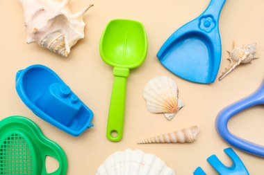 Bej arka plandaki çocuklar için plaj aksesuarları. Üst görünüm