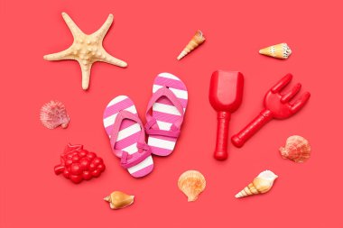 Kırmızı arka plandaki çocuklar için plaj aksesuarları. Üst görünüm