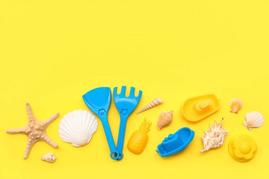 Sarı arka plandaki çocuklar için plaj aksesuarları. Üst görünüm