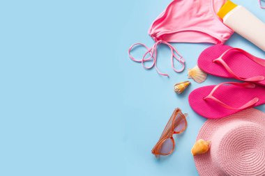 Kadın plaj aksesuarları ve deniz kabukları olan kompozisyon