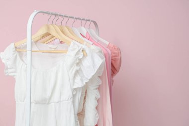 Renk duvarına asılı pembe elbiseler