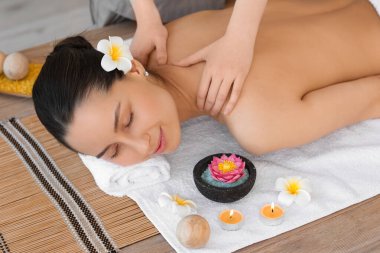 Güzel genç bir kadın masaj yaptırıyor, kaplıcada, yakın plan.