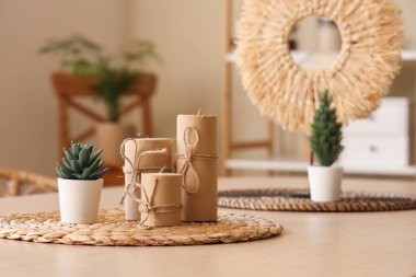 Mumlar yemek odasındaki ahşap masada, yakın plan.