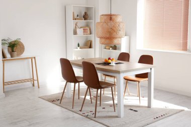 Yemek masası ve raf üniteleriyle aydınlatma odasının içinde.