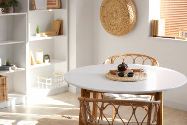 Yemek masasında fincanlı çaydanlık.