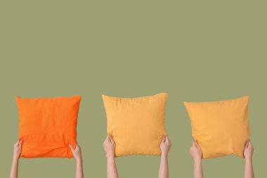 Yeşil arka planda parlak yastıklı kadınlar