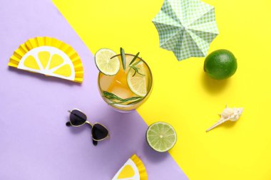 Renkli arka planda limonlu, şemsiyeli, güneş gözlüklü ve kabuklu lezzetli bir kokteyl.