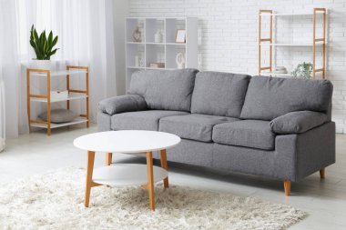 Oturma odasının iç tarafında rahat bir kanepe ve kahve masası var.