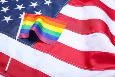 Arka plan olarak LGBT ve ABD bayrakları dokusu