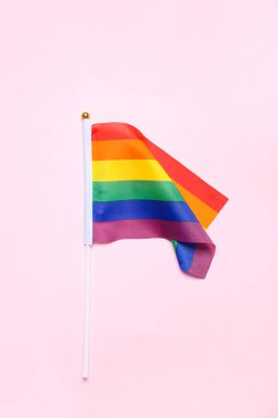 Pembe arkaplanda LGBT bayrağı